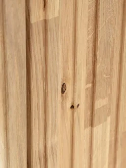 TV-Lowboard Avourio aus Eichenholz mit geriffelter Front, 2-türig