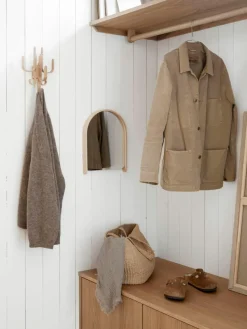 Wandgarderobe Woody aus Eichenholz