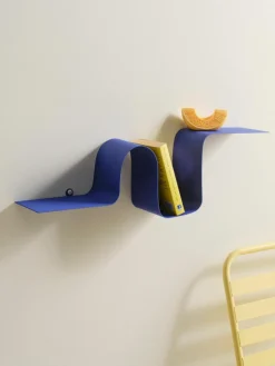 Wandregal Caterpillar aus Metall