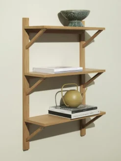 Wandregal Triarch aus Eichenholz