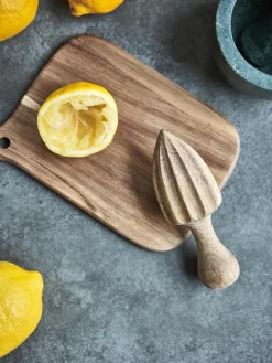 Zitronenpresse Eya aus Akazienholz