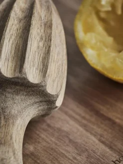 Zitronenpresse Eya aus Akazienholz